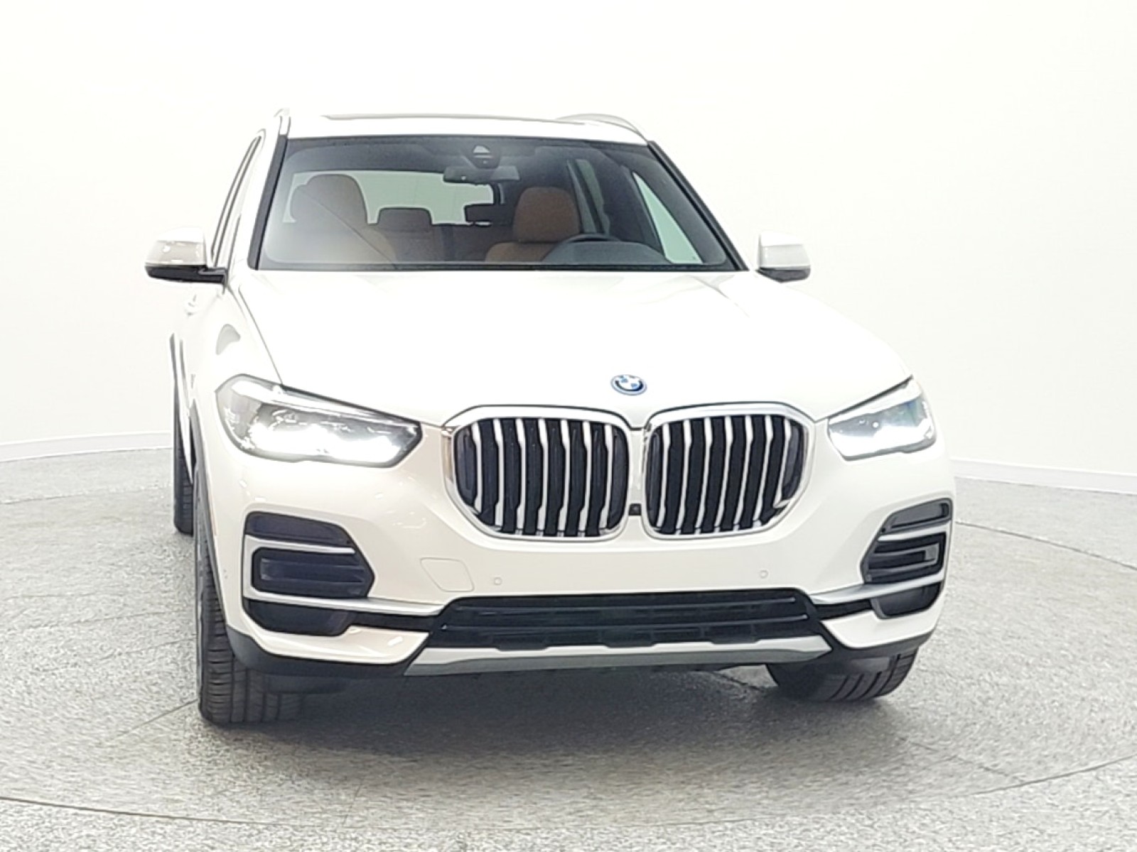 Used 2023 Mineral White Metallic BMW xDrive45e Plug-In Hybrid image 3