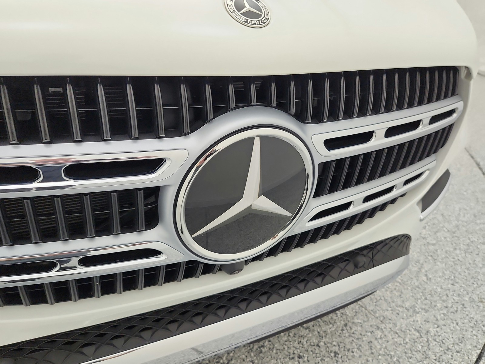 Used 2025 Polar White Mercedes-Benz GLE 450e 4MATIC® SUV image 25