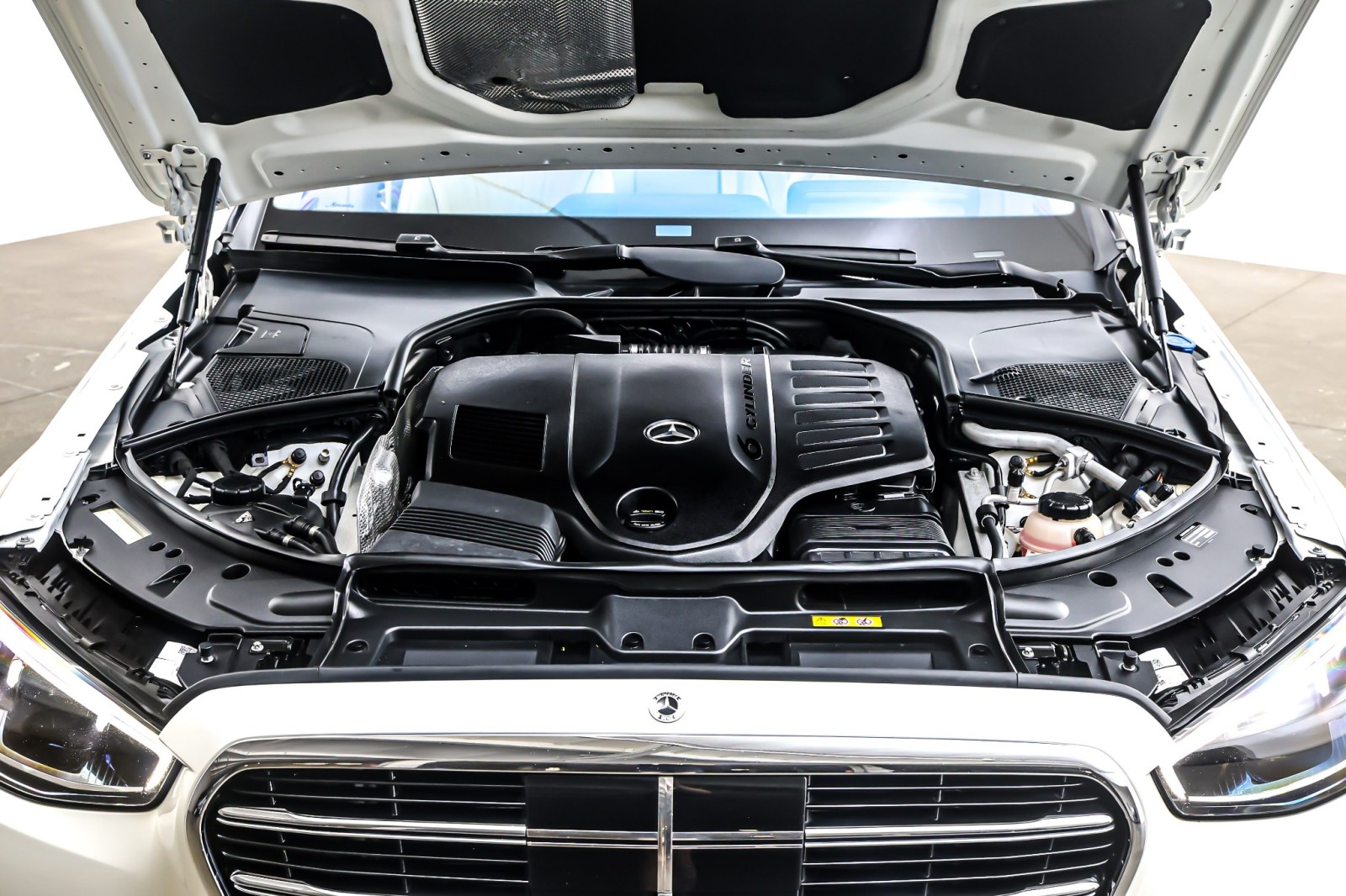 Certified Used 2023 MANUFAKTUR Diamond White Mercedes-Benz S 500 4MATIC® Sedan image 12