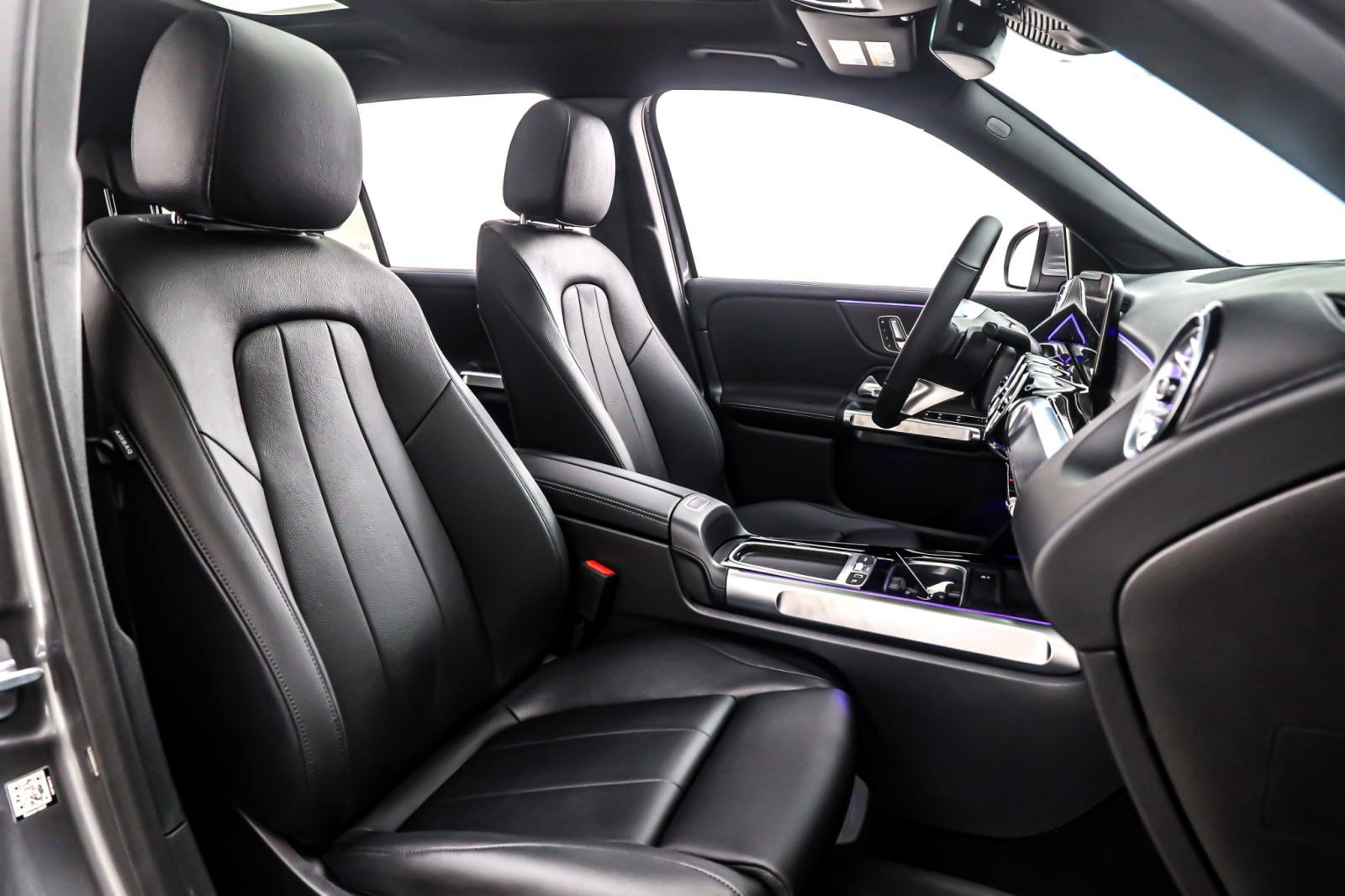 New 2026 Mountain Grey Metallic Mercedes-Benz GLB 250 SUV image 7