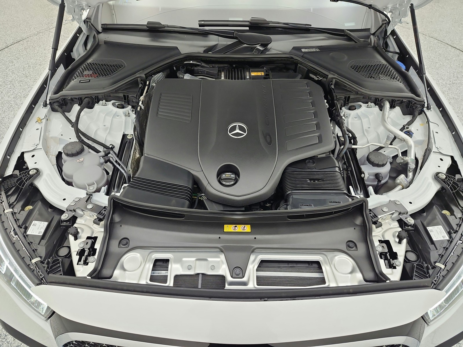 New 2027 MANUFAKTUR Moonlight White Metallic Mercedes-Benz E 450 4MATIC® Sedan image 12