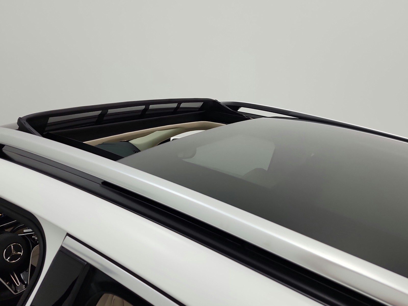 Used 2025 Polar White Mercedes-Benz GLE 450e 4MATIC® SUV image 11