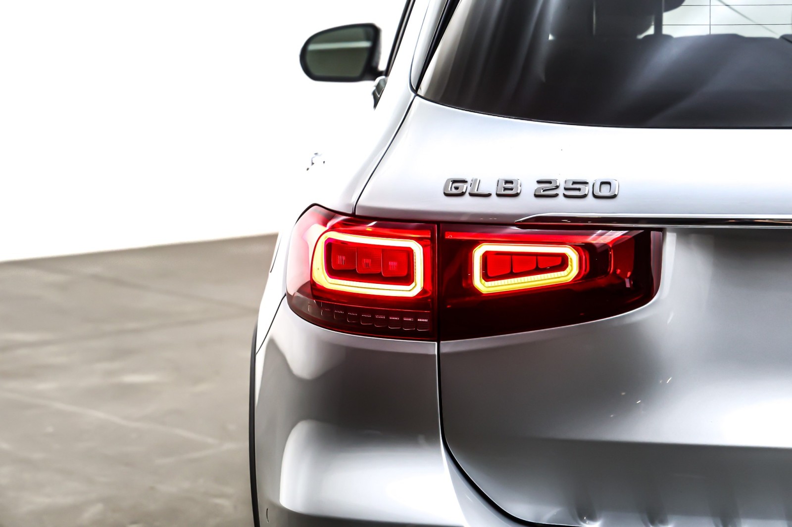 Used 2022 Iridium Silver Metallic Mercedes-Benz GLB 250 SUV image 16