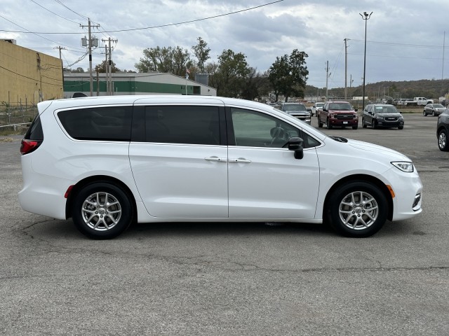 2024 Chrysler Pacifica Touring L 2