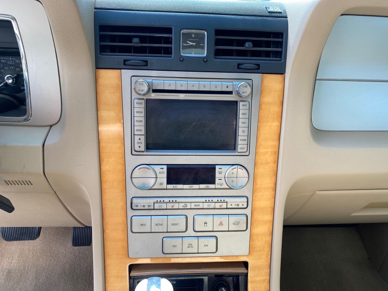 2010 Lincoln Navigator 4WD SUNROOF LOW MILES 31,209 in , 