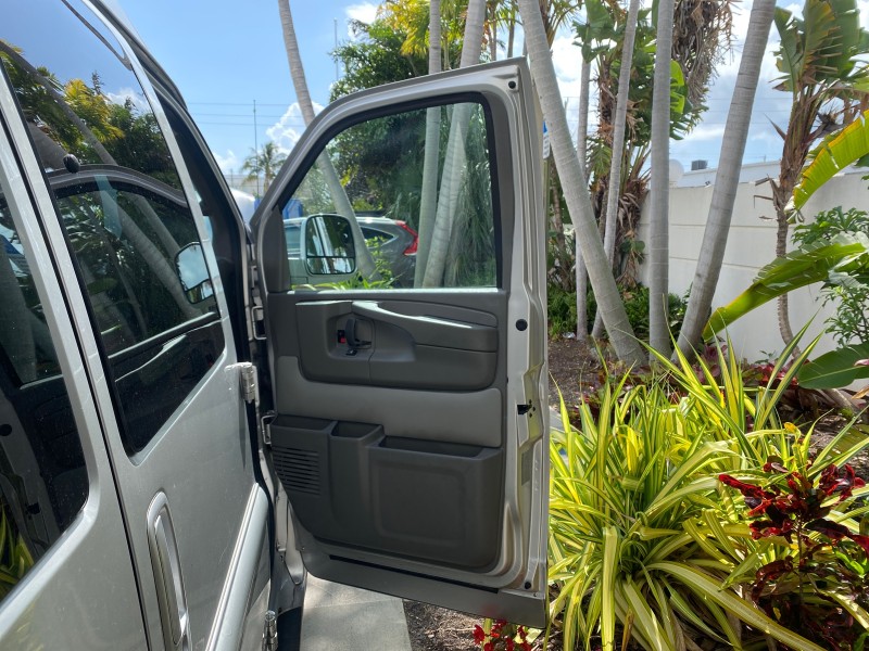 2013 GMC SAVANA HI TOP CONVERSION HANDICAP LIFT LOW MILES 24,857 in , 