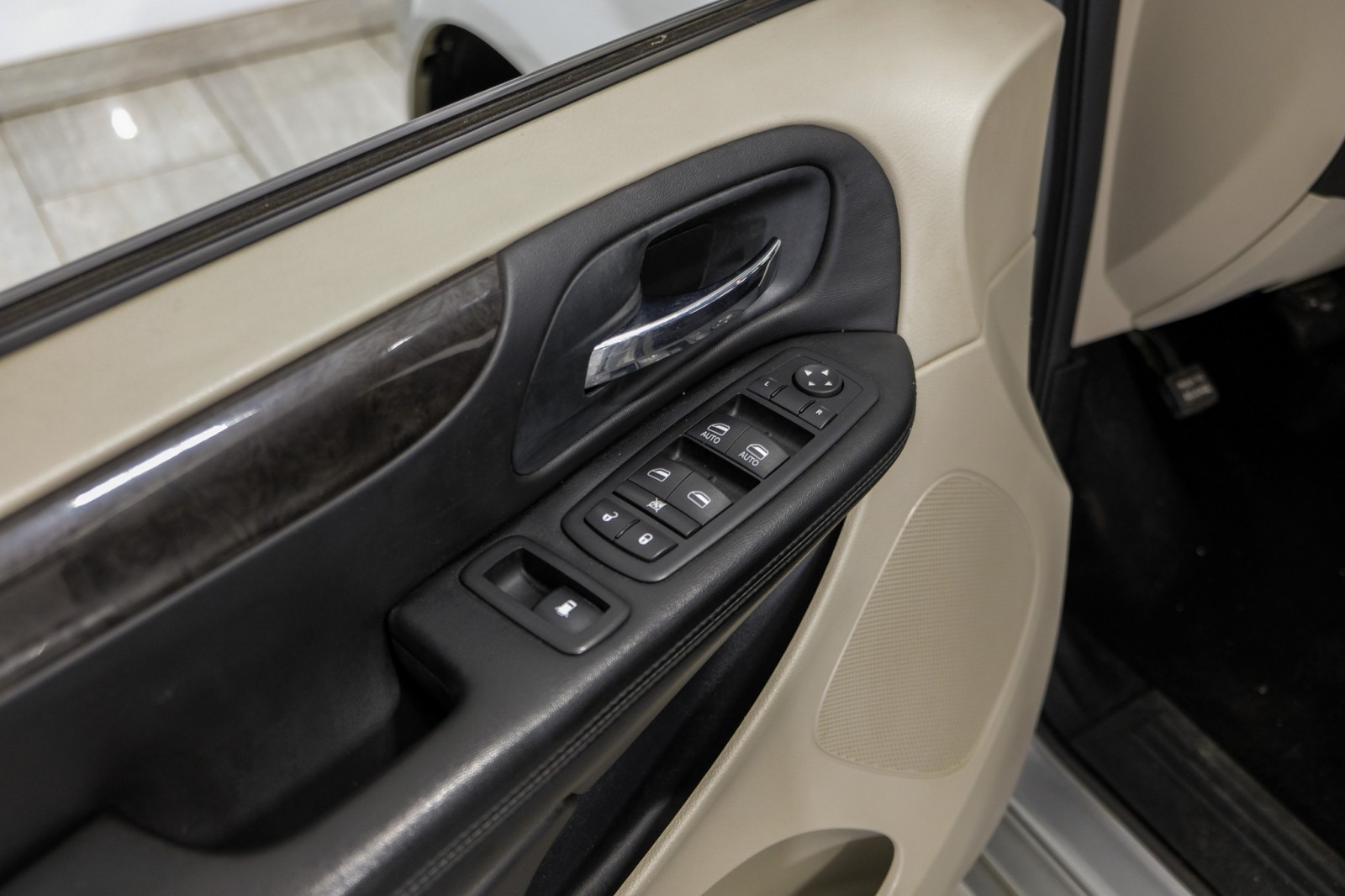 2012 Dodge Grand Caravan SXT AUTOMATIC DUAL CLIMATE CONTROL POWER LIFTGATE  34