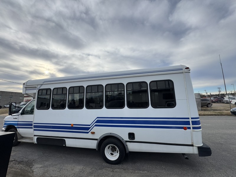 2015 Ford E-450 Passenger & Wheelchair Lift Bus in , 