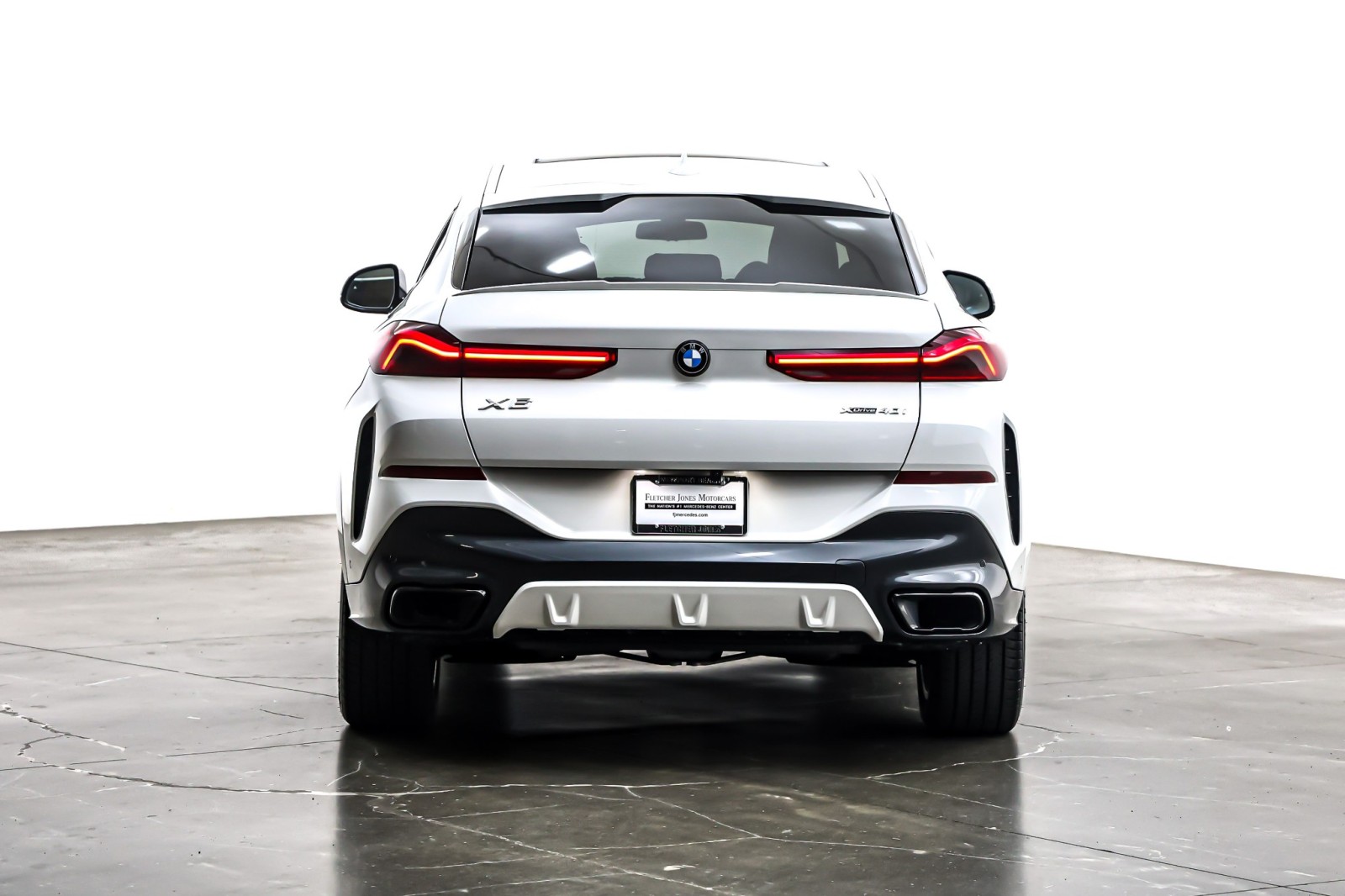 Used 2022 Alpine White BMW xDrive40i Sports Activity Coupe image 4