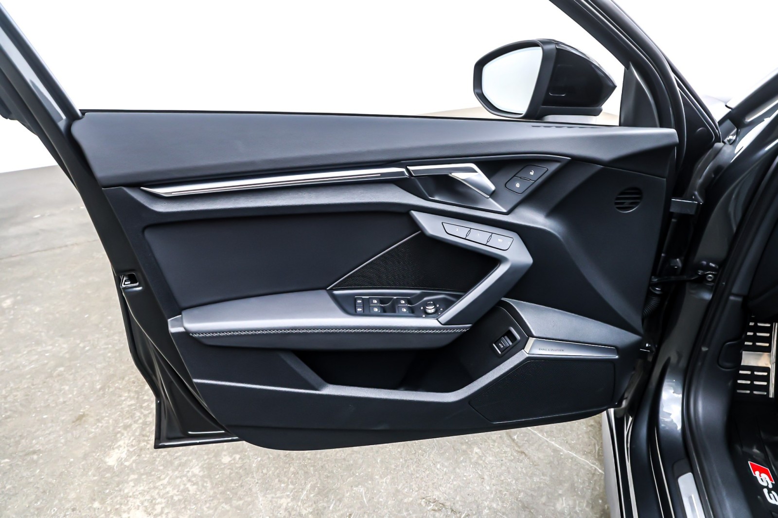 Used 2024 Daytona Gray Pearl Effect Audi Premium Plus 2.0 TFSI quattro image 22