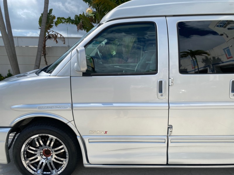 2013 GMC SAVANA HI TOP CONVERSION HANDICAP LIFT LOW MILES 24,857 in , 