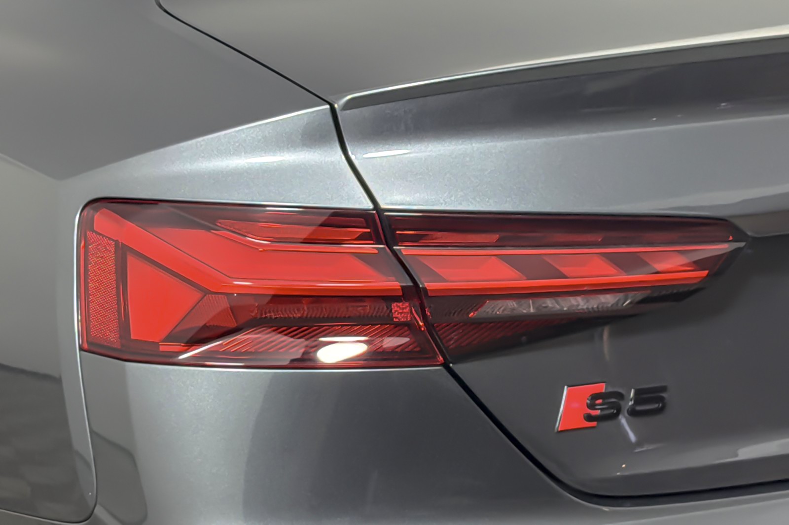 Used 2023 Daytona Gray Pearl Effect Audi Premium Plus 3.0 TFSI quattro image 26