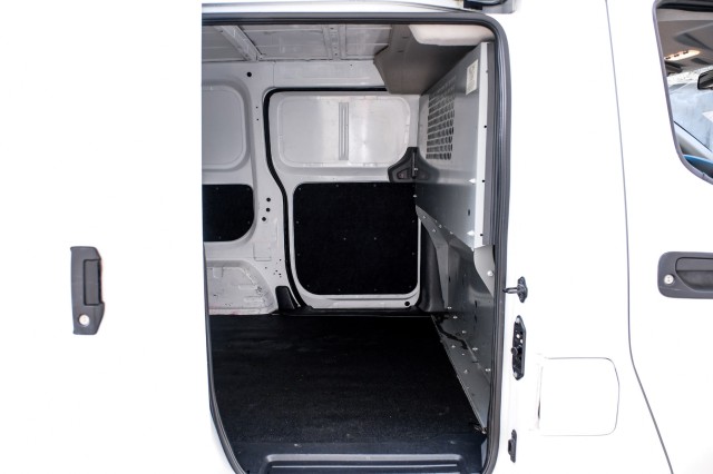 2017 Nissan NV200 Compact Cargo S 32