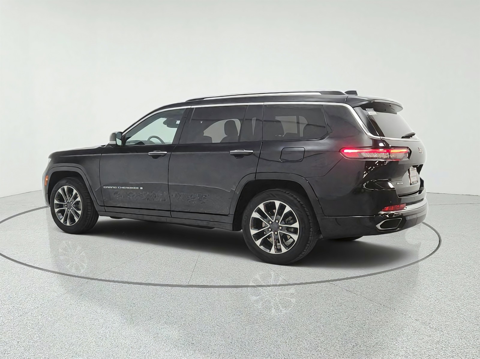 Used 2021 Diamond Black Crystal Pearlcoat Jeep Overland 4x4 image 7