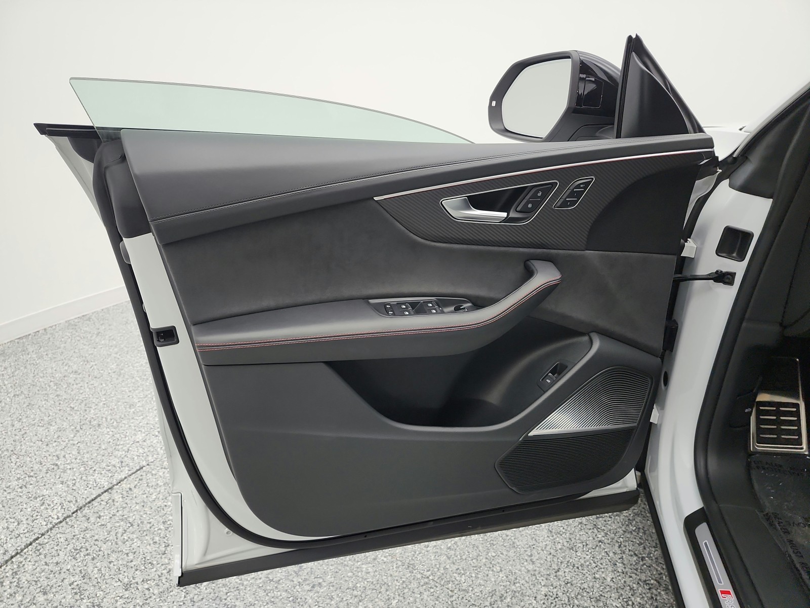 Used 2024 Glacier White Metallic Audi 4.0 TFSI quattro image 14