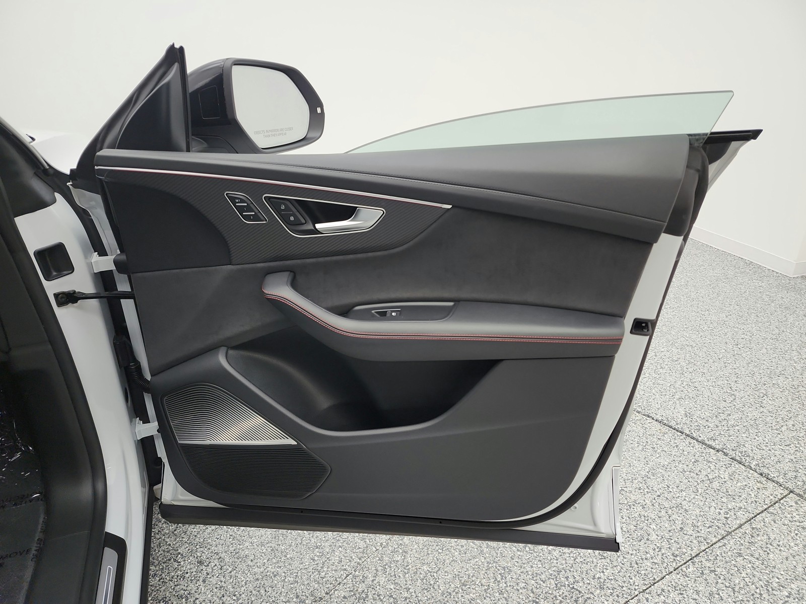 Used 2024 Glacier White Metallic Audi 4.0 TFSI quattro image 19