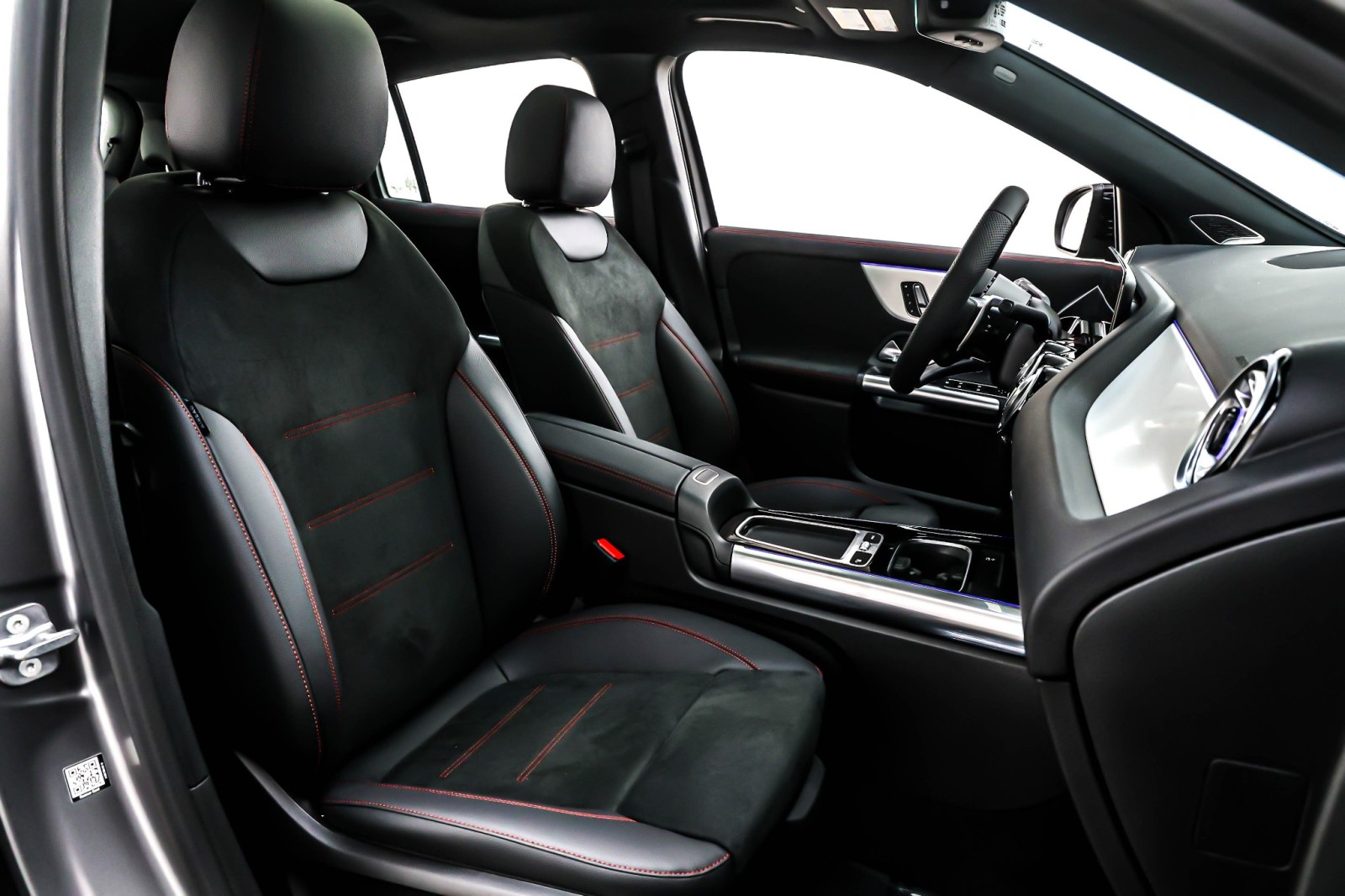 New 2026 MANUFAKTUR Mountain Grey Magno Mercedes-Benz AMG® GLA 35 image 7