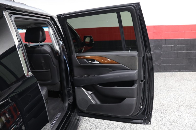 2016 Cadillac Escalade ESV Luxury Collection 4WD 4dr Suv in , 