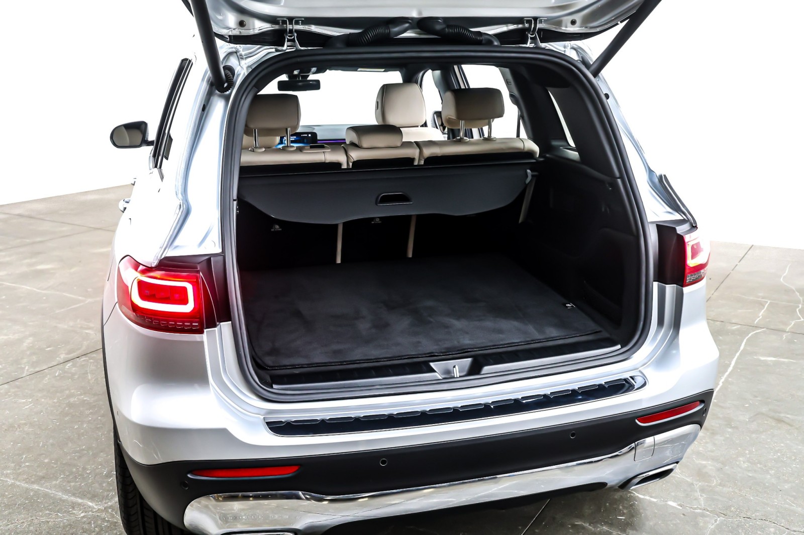 Used 2022 Iridium Silver Metallic Mercedes-Benz GLB 250 SUV image 23