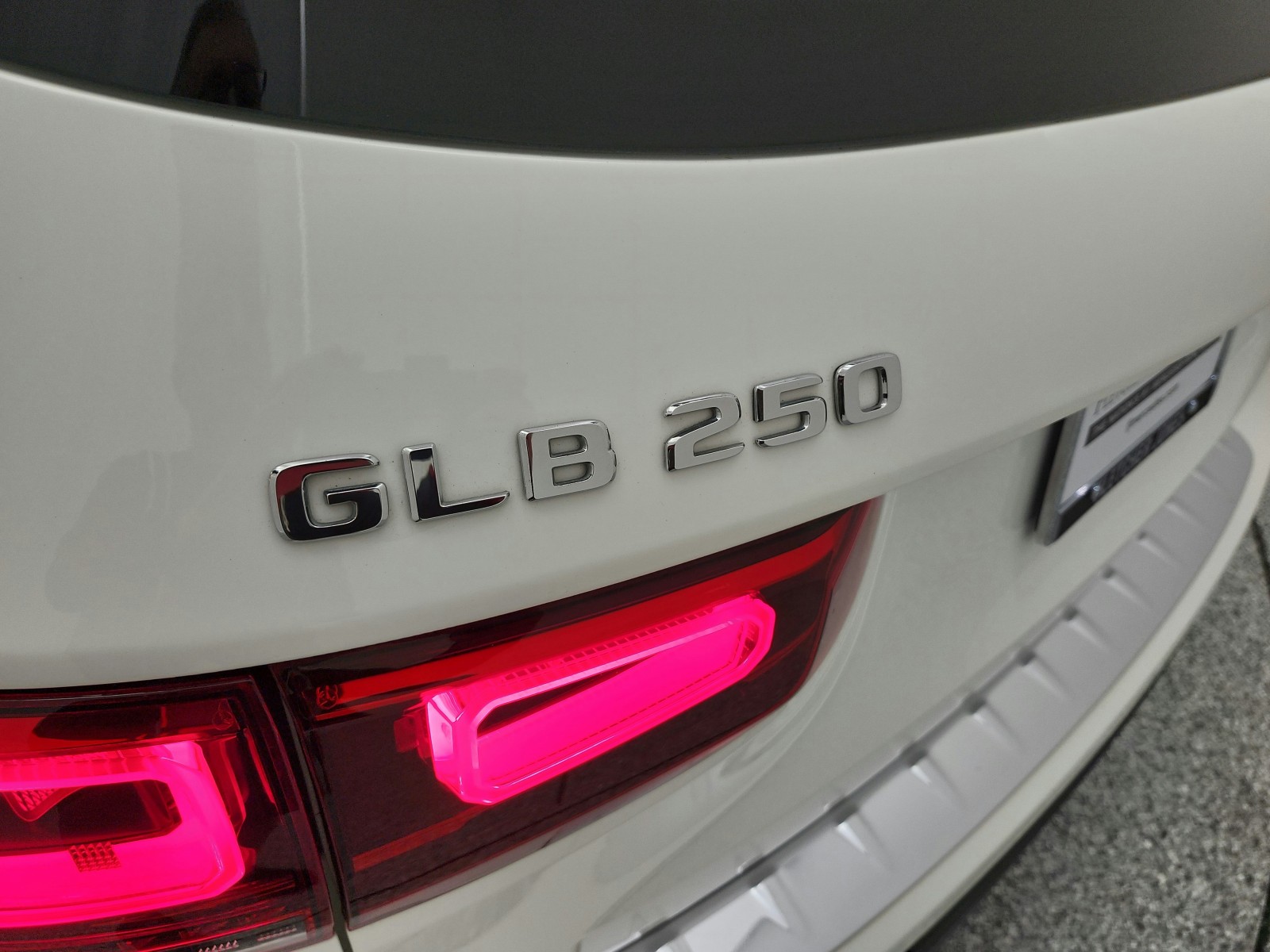 Used 2023 Polar White Mercedes-Benz GLB 250 SUV image 24