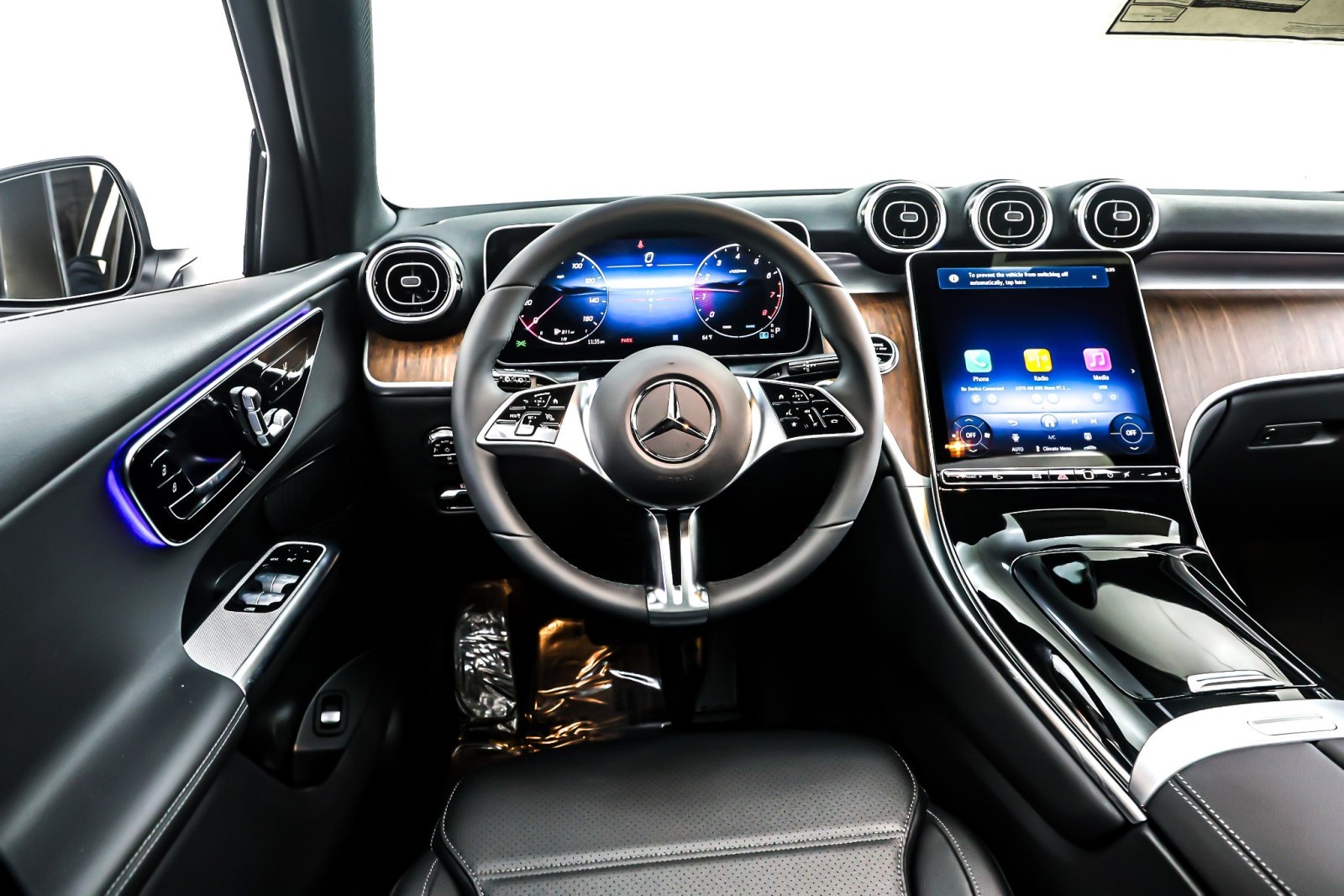 New 2026 Polar White Mercedes-Benz GLC 300 image 4