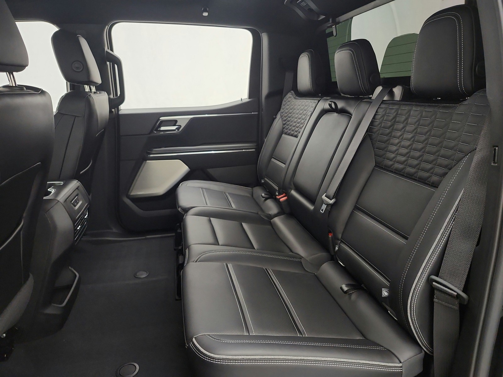 Used 2025 Onyx Black GMC e4WD Crew Cab Max Range Denali image 15