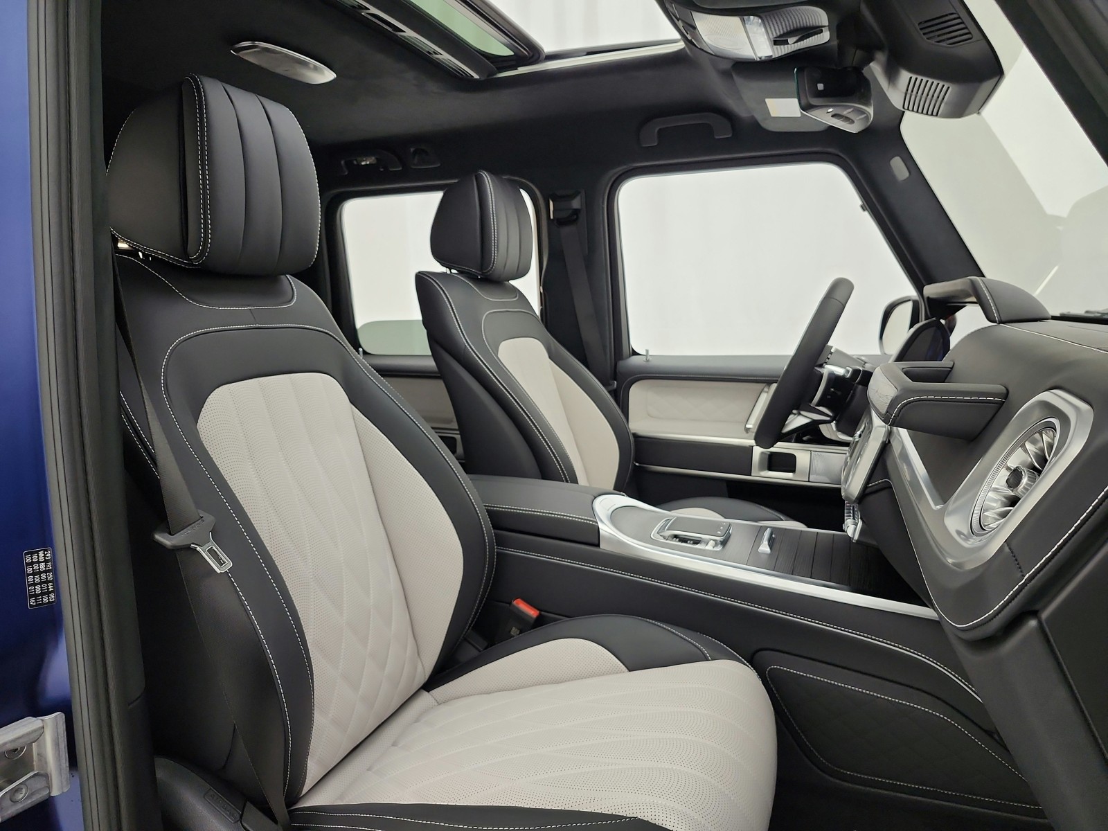 New 2027 MANUFAKTUR Exclusive Brilliant Blue Magno Mercedes-Benz G 580e SUV image 15