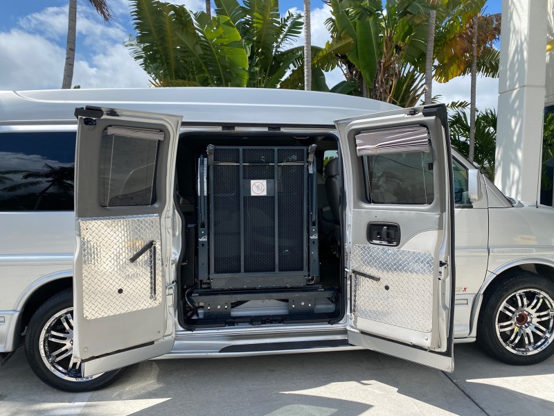 2013 GMC SAVANA HI TOP CONVERSION HANDICAP LIFT LOW MILES 24,857 in , 