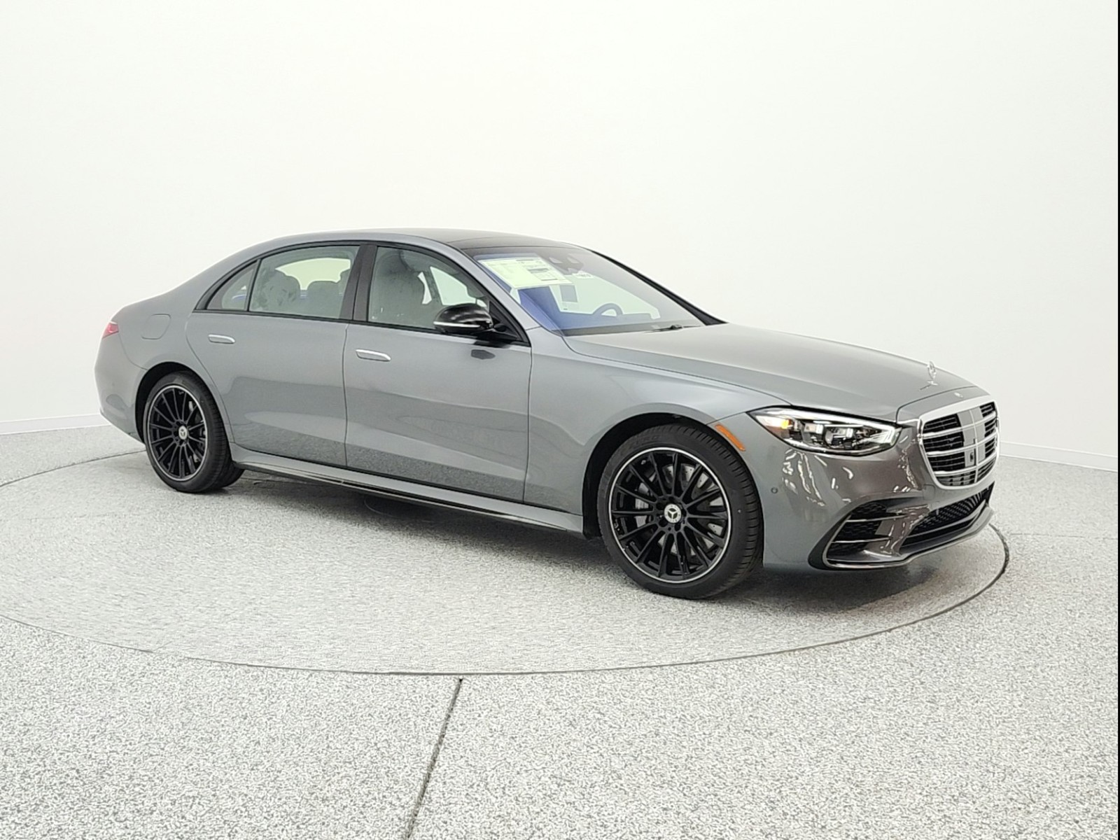 New 2026 Selenite Grey Metallic Mercedes-Benz S 580 image 3