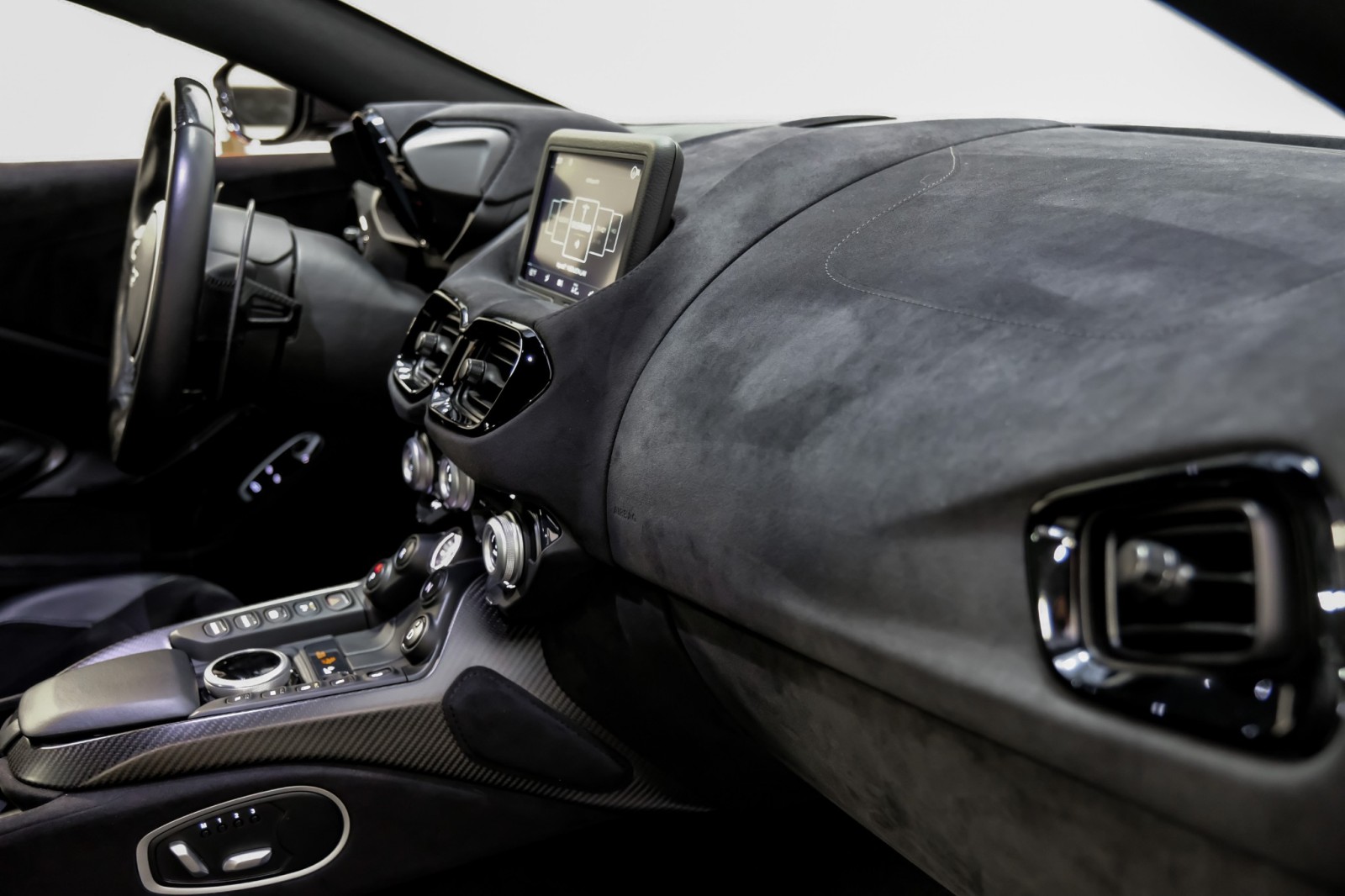 2019 Aston Martin Vantage Coupe CarbonRoof SportsLthrCarbon PremiumAudio Bla 18