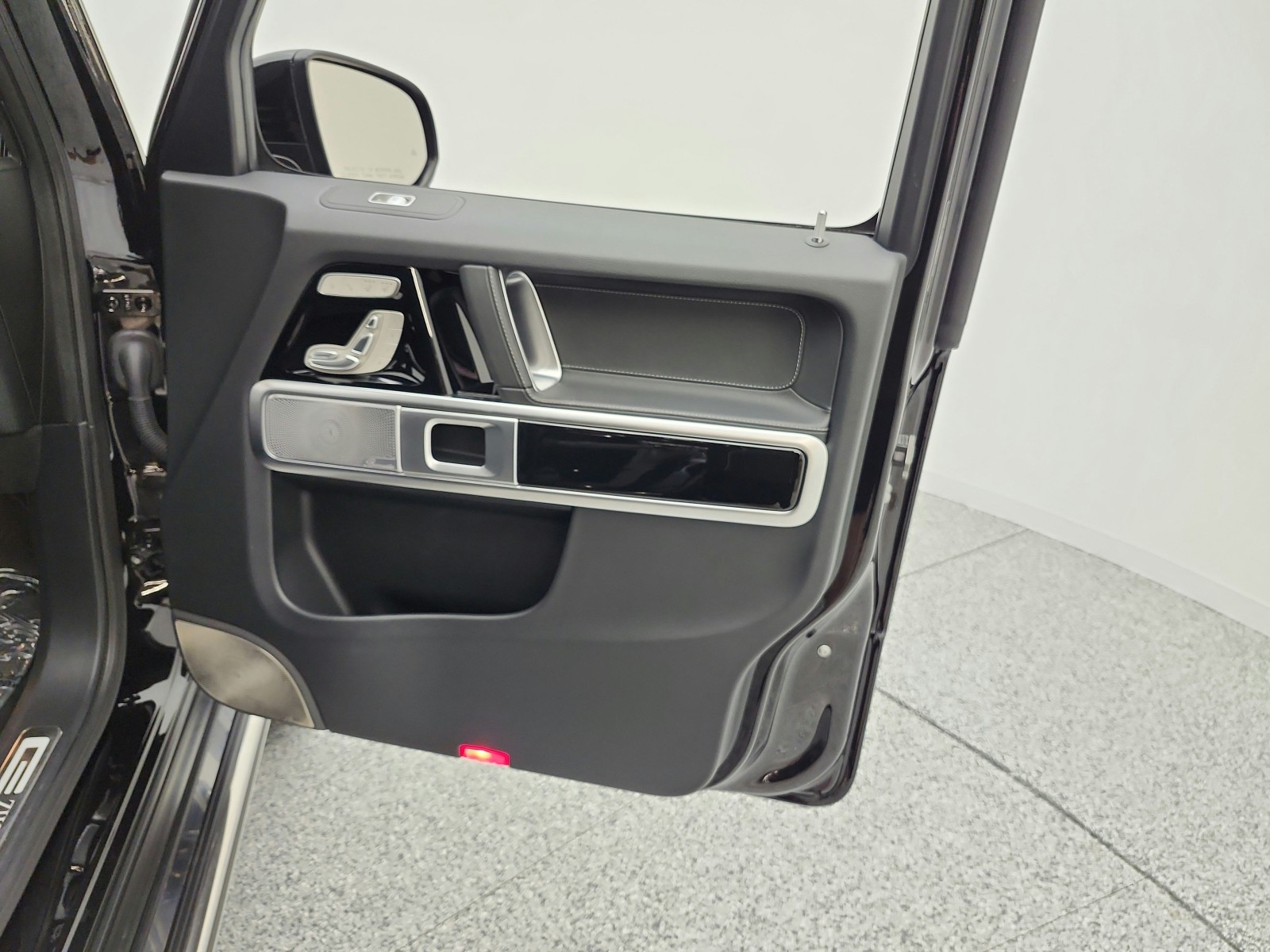 Used 2025 Obsidian Black Metallic Mercedes-Benz G 550 SUV image 28