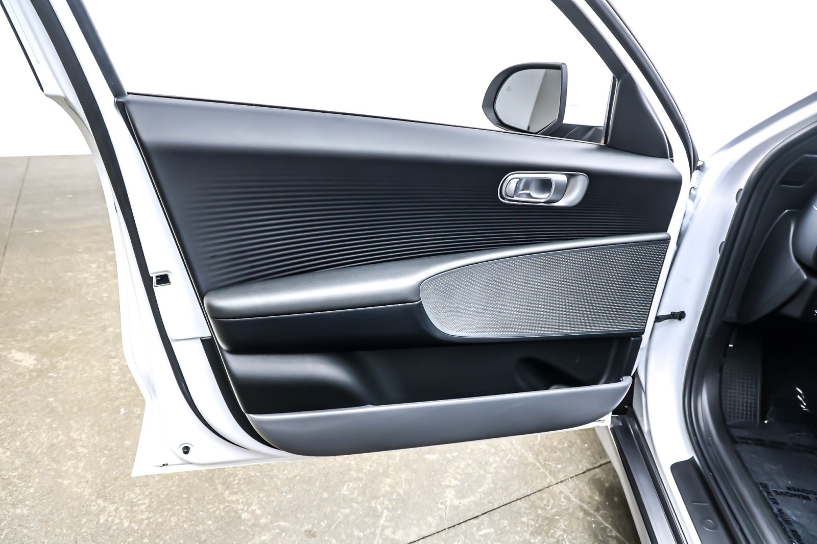 Used 2025 Serenity White Hyundai SE Standard Range RWD image 21