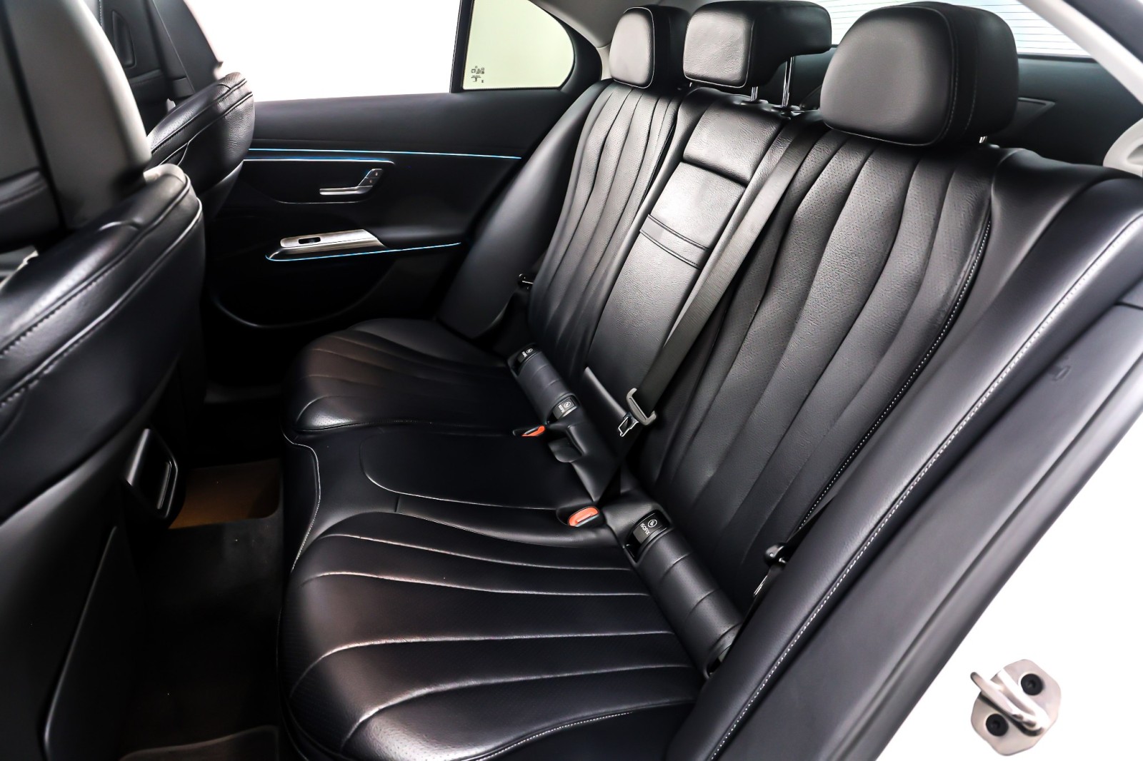 New 2026 MANUFAKTUR Moonlight White Metallic Mercedes-Benz E 350 image 8