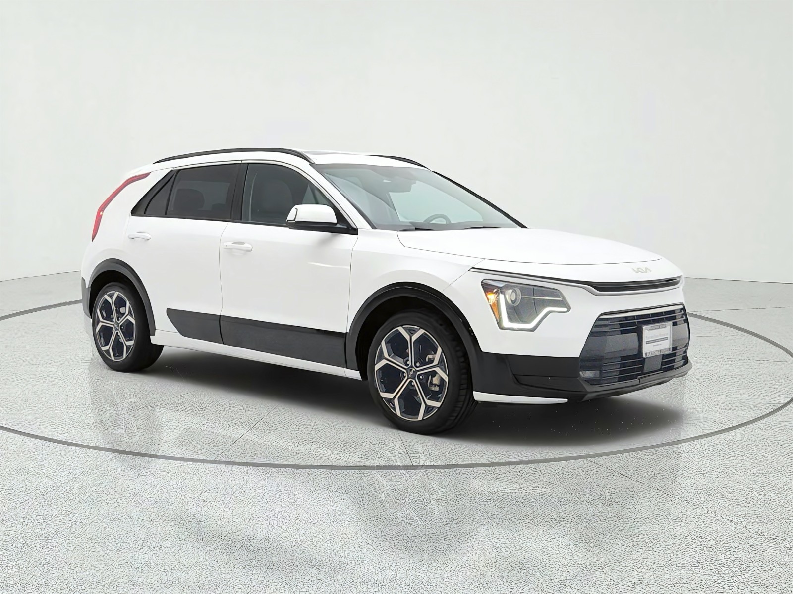 Used 2023 Snow White Pearl Kia EX Touring FWD image 3