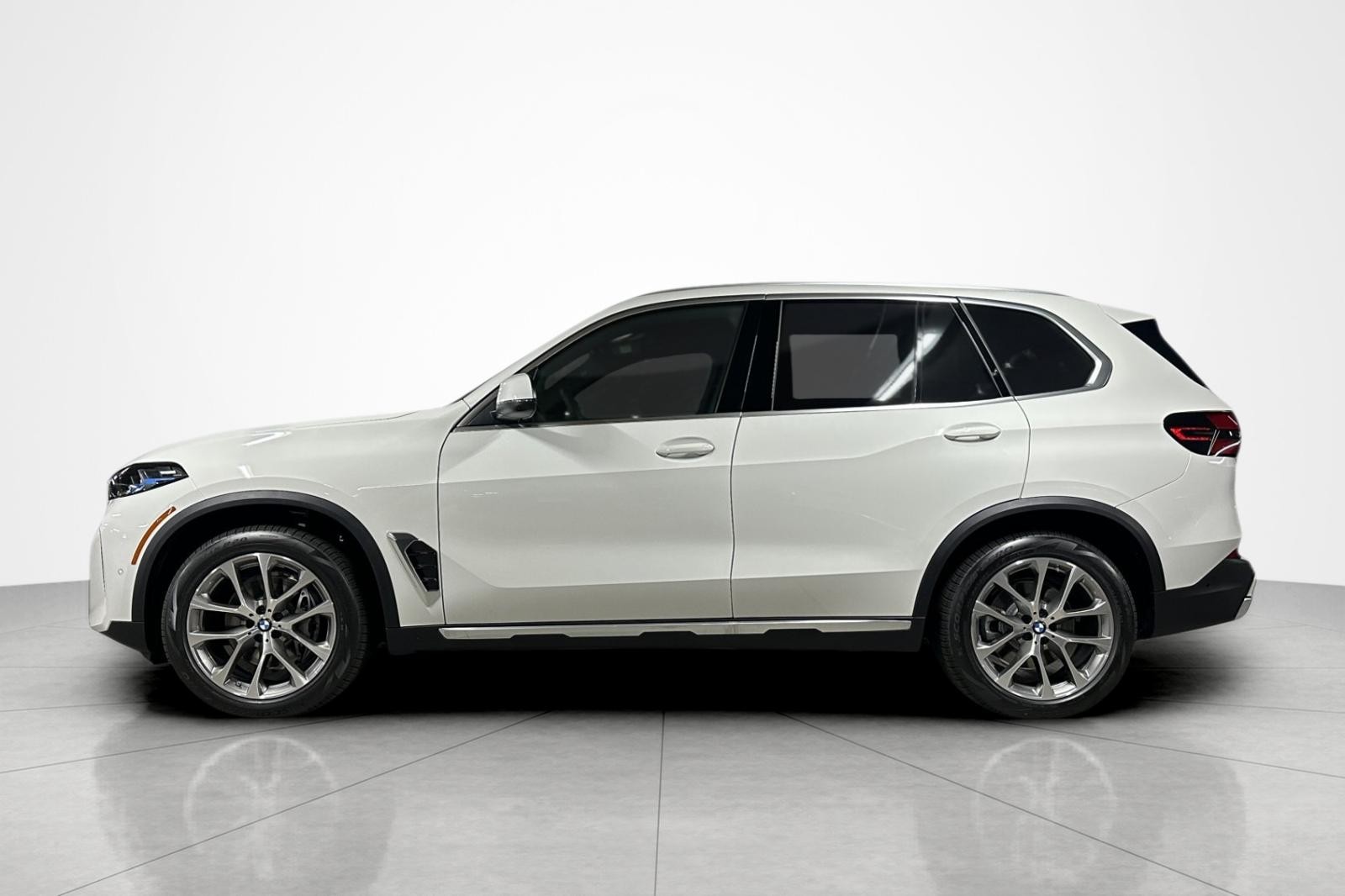 New 2026 Alpine White BMW xDrive40i image 2