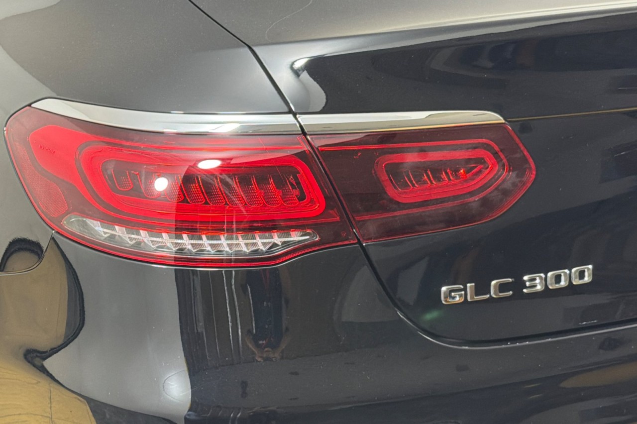 Used 2022 Black Mercedes-Benz GLC 300 image 25