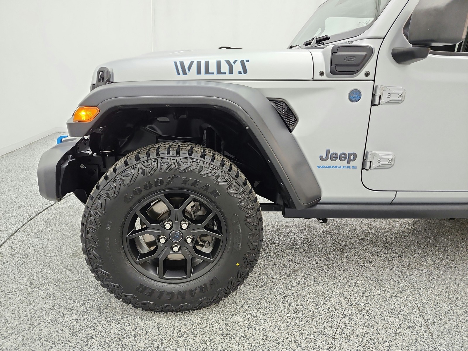 Used 2024 Silver Zynith Clearcoat Jeep Sport S image 17