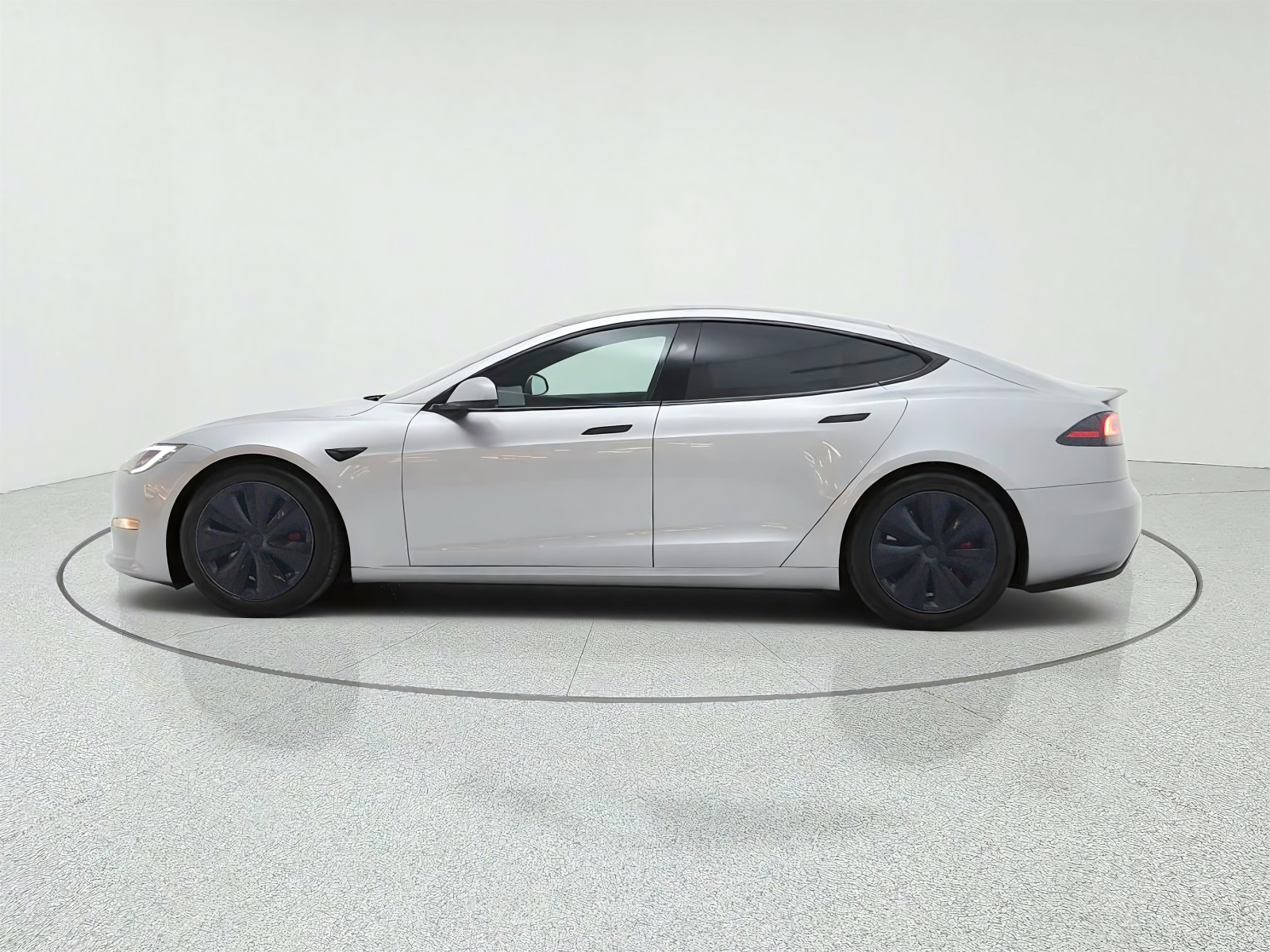 Used 2025 Lunar Silver Tesla Plaid image 8