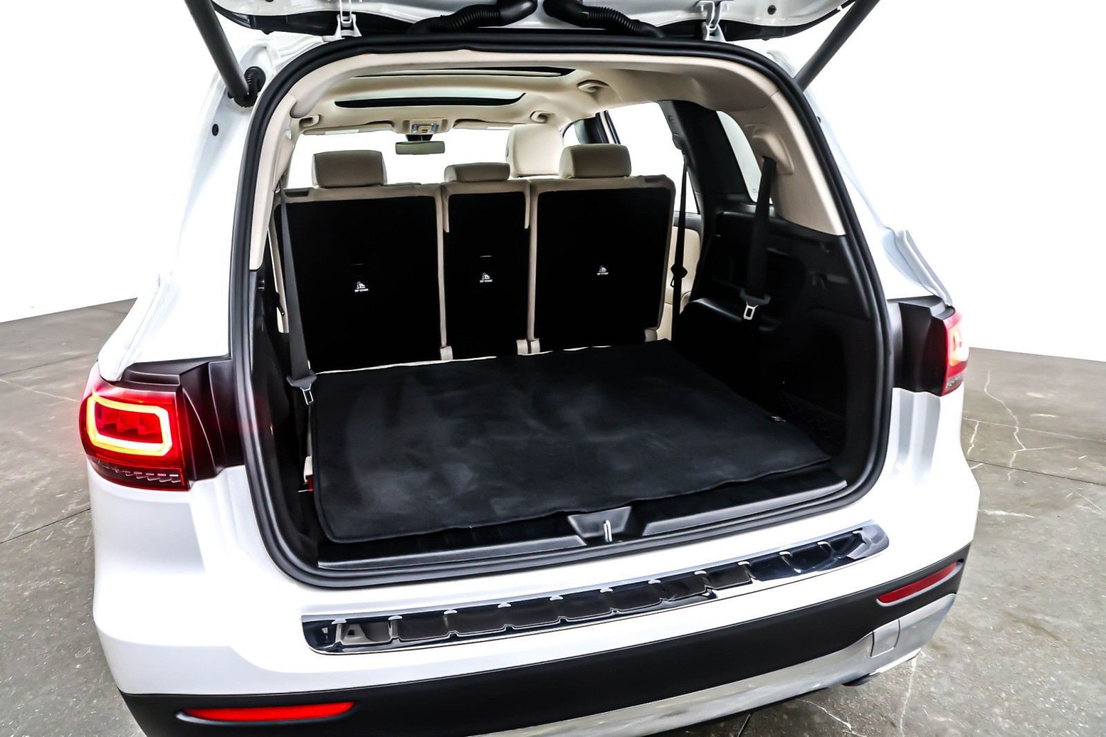 Used 2023 Polar White Mercedes-Benz GLB 250 image 22