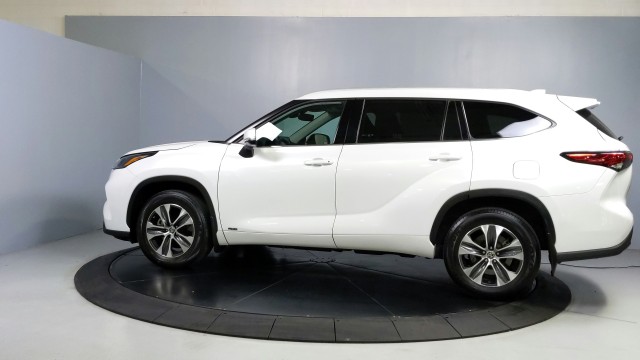 2022 Toyota Highlander Hybrid XLE 4