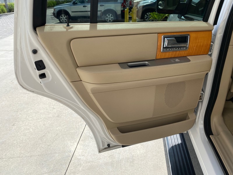 2010 Lincoln Navigator 4WD SUNROOF LOW MILES 31,209 in , 
