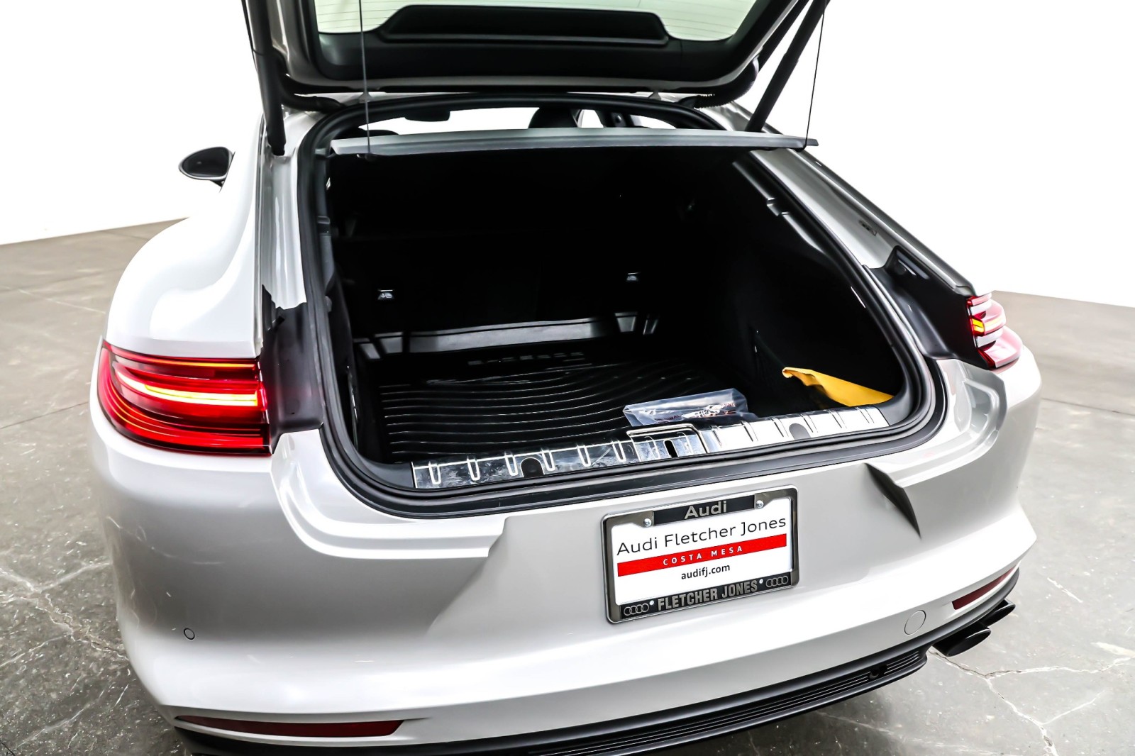 Used 2019 Chalk Porsche  image 22