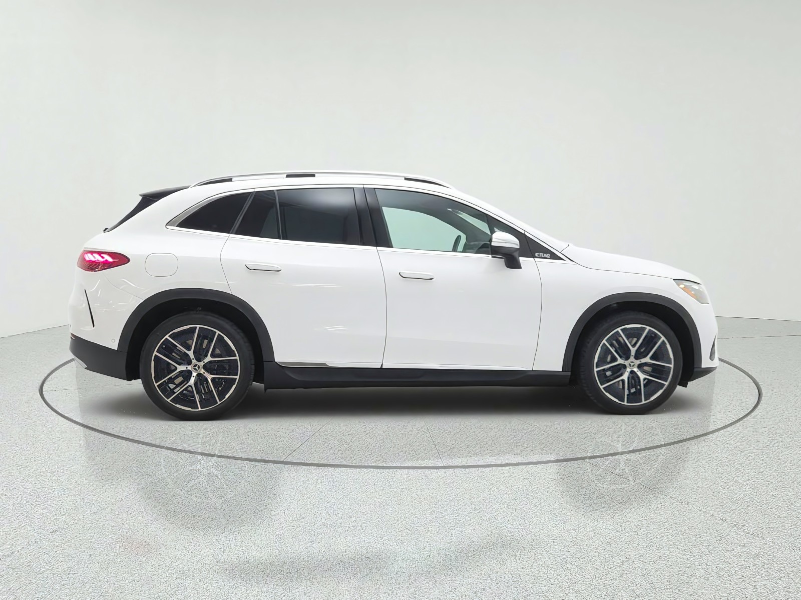 New 2027 MANUFAKTUR Moonlight White Metallic Mercedes-Benz EQE 320+ SUV image 4