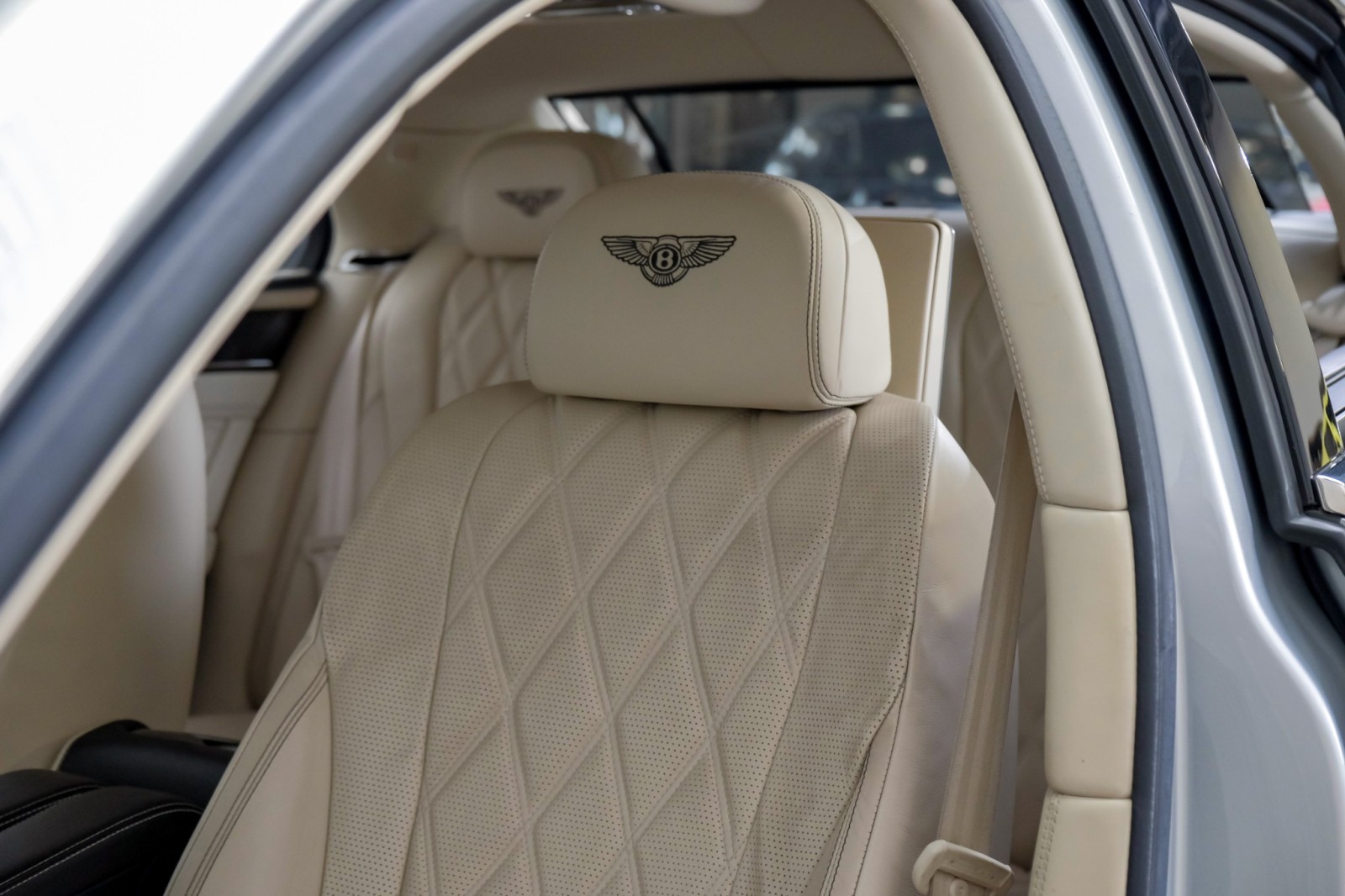 2015 Bentley Flying Spur V8 Mulliner RearEntertainment 21Alloys PicnicTable 34