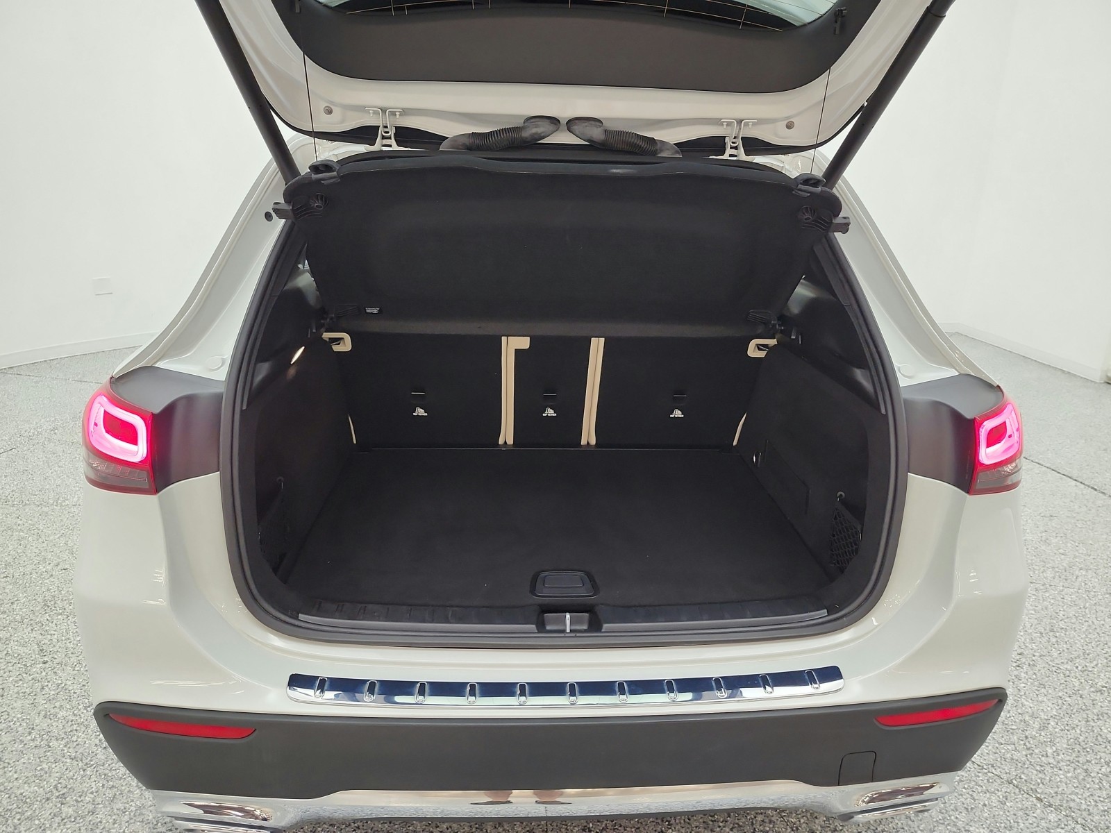 Used 2023 Digital White Metallic Mercedes-Benz GLA 250 SUV image 20