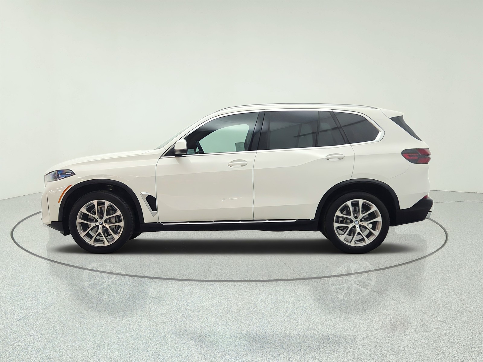 Used 2024 Alpine White BMW sDrive40i Sports Activity Vehicle image 8