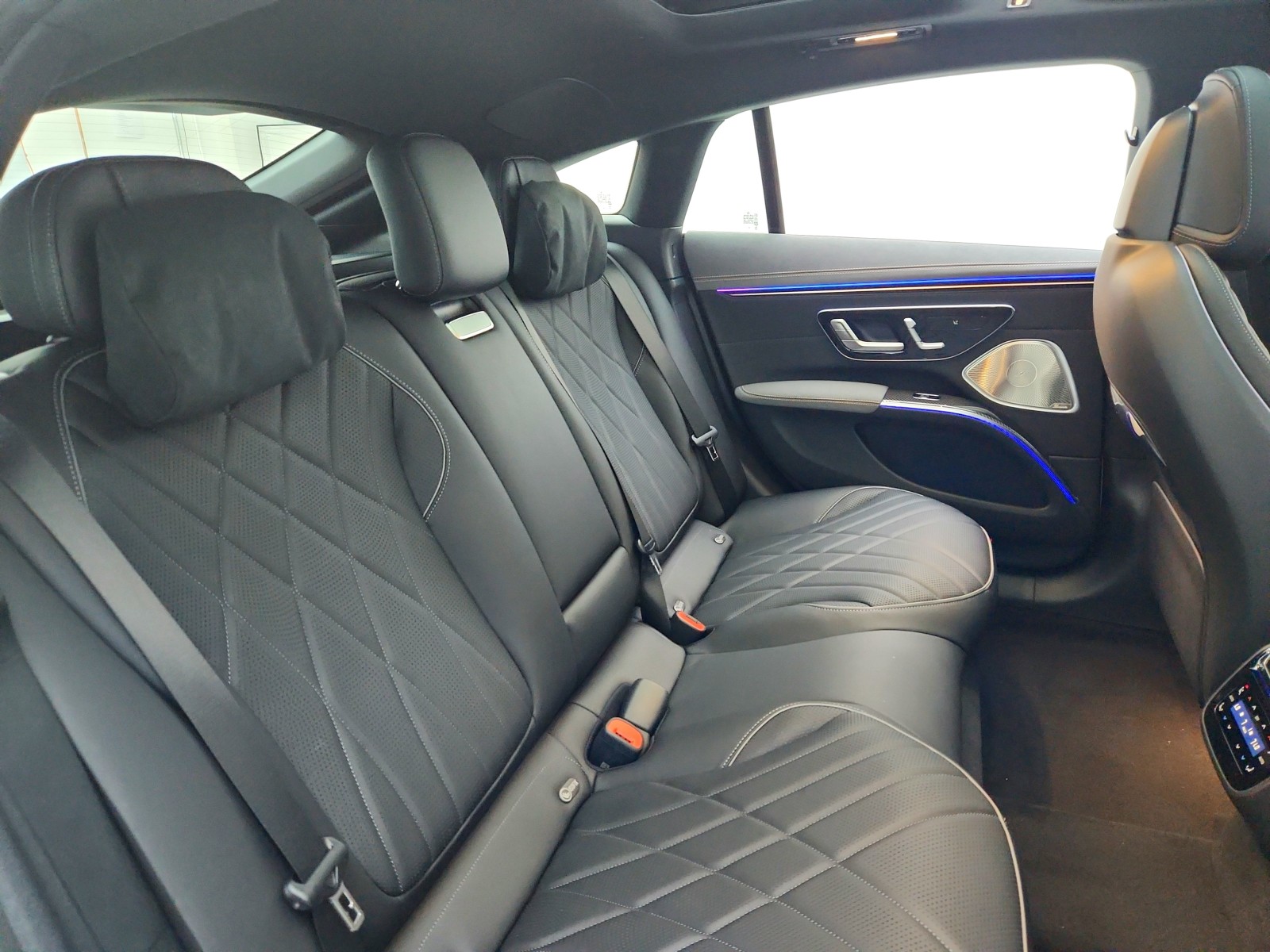 New 2026 MANUFAKTUR Signature Moonlight White Magno Mercedes-Benz EQS 580 4MATIC® Sedan image 21