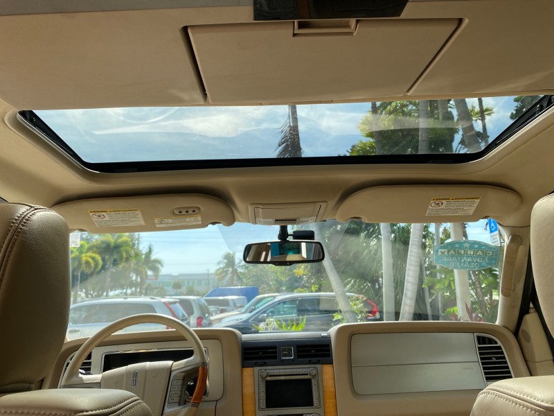 2010 Lincoln Navigator 4WD SUNROOF LOW MILES 31,209 in , 
