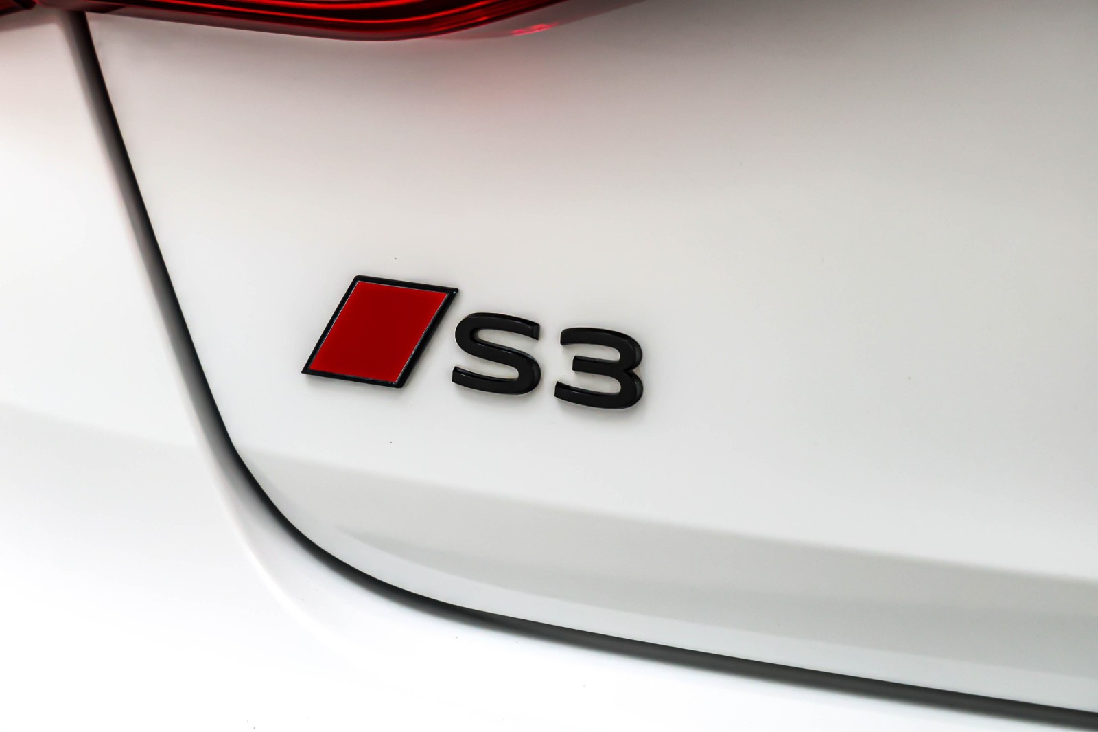 Used 2025 Glacier White Metallic Audi Premium Plus 2.0 TFSI quattro image 9