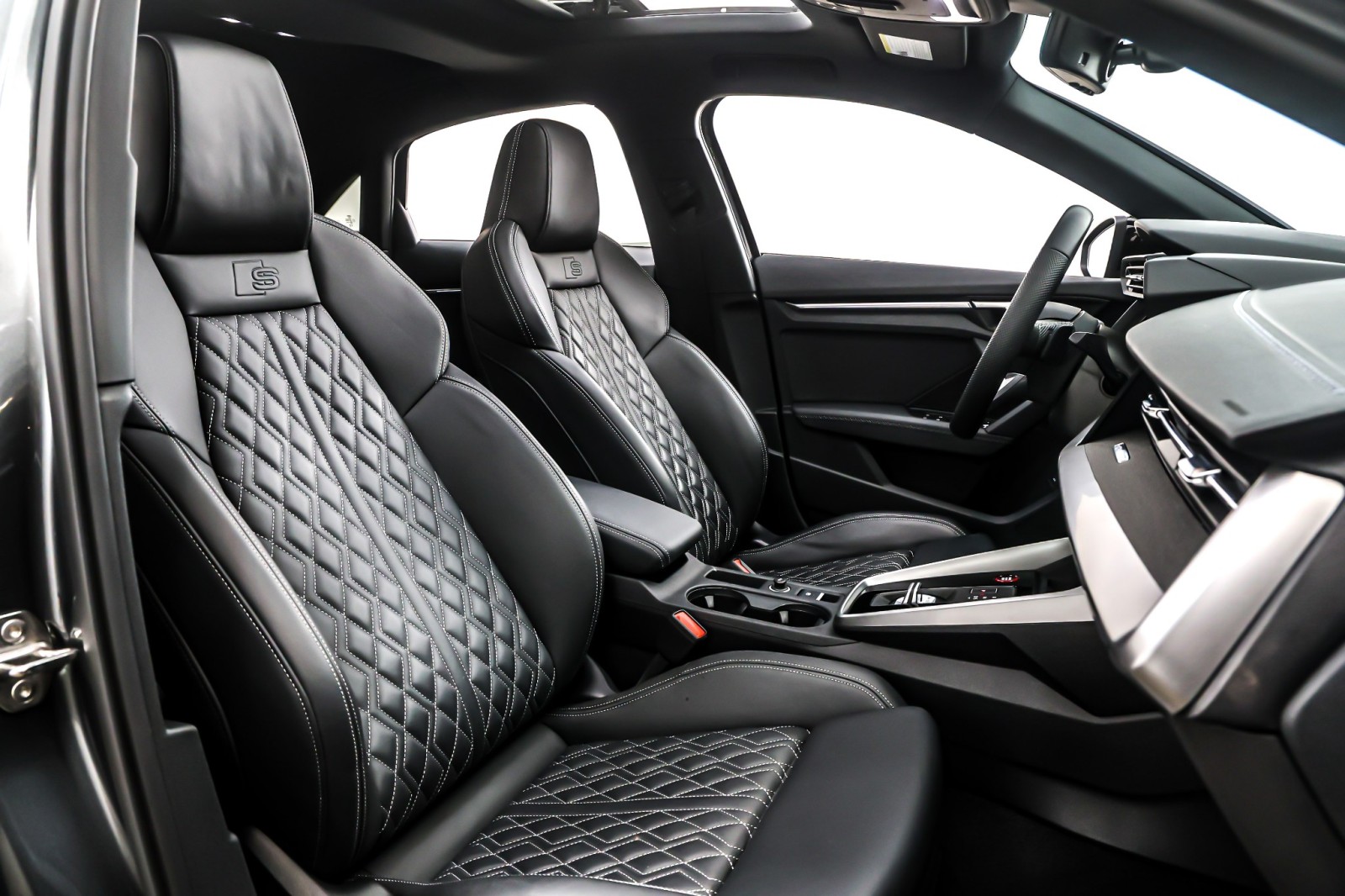 Used 2024 Daytona Gray Pearl Effect Audi Premium Plus 2.0 TFSI quattro image 8